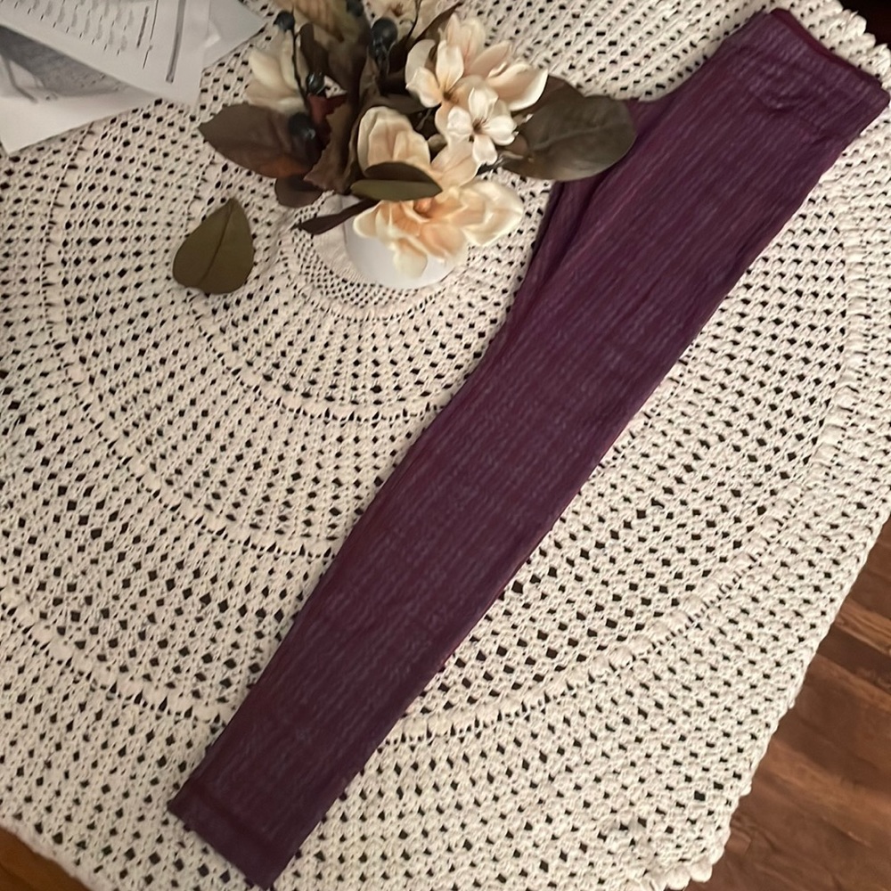 Lululemon wunder pants size 4 in very good condition color burgundy /gray